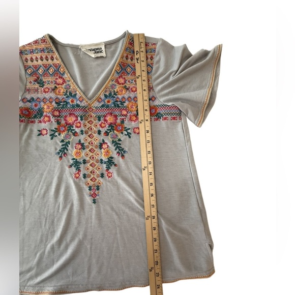 Savannah Jane Embroidered Floral V-Neck Top - Picture 6 of 9